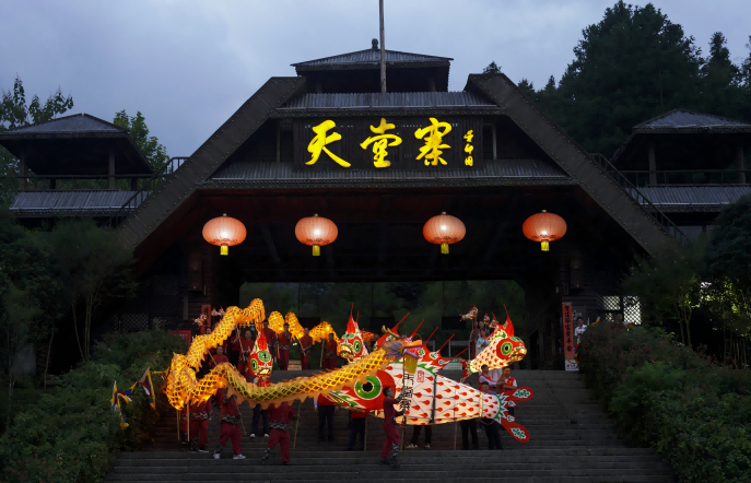 天堂寨景区“化鱼成龙”夜游启幕，非遗民俗点亮夜间经济