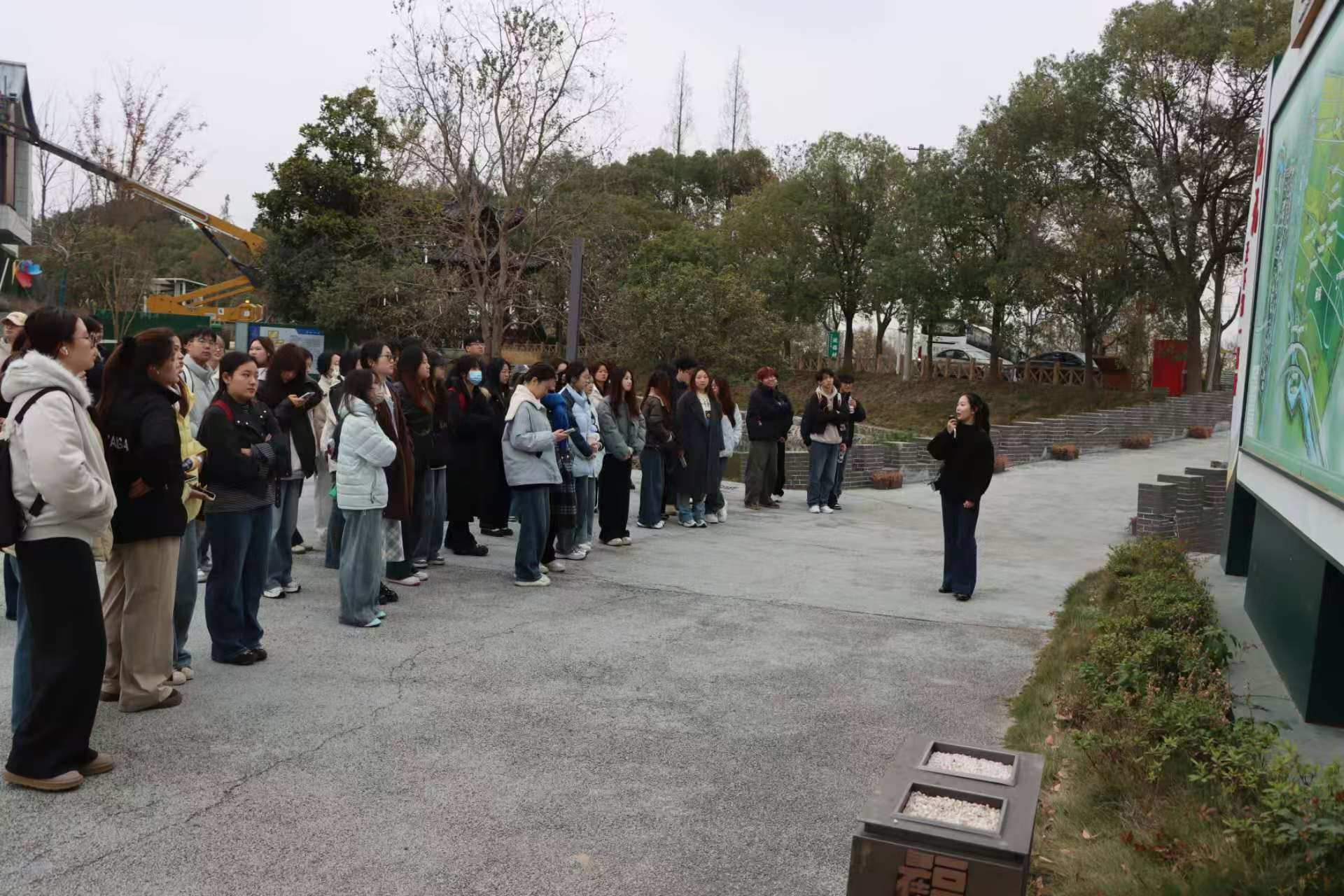 校地携手绘新篇 党建引领促发展 —— 安徽艺术学院师生走进沈福村共探文创产业升级