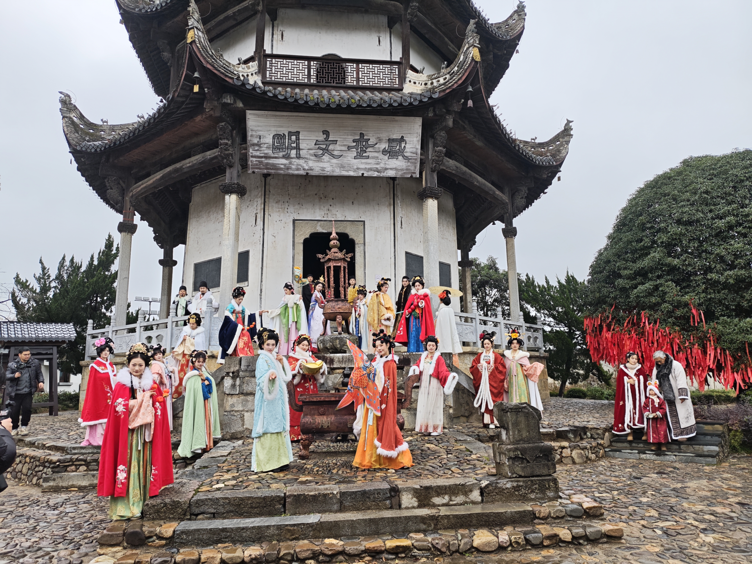 汉服游园迎新年，文旅融合启新篇——桃花潭景区元旦假期强劲开局