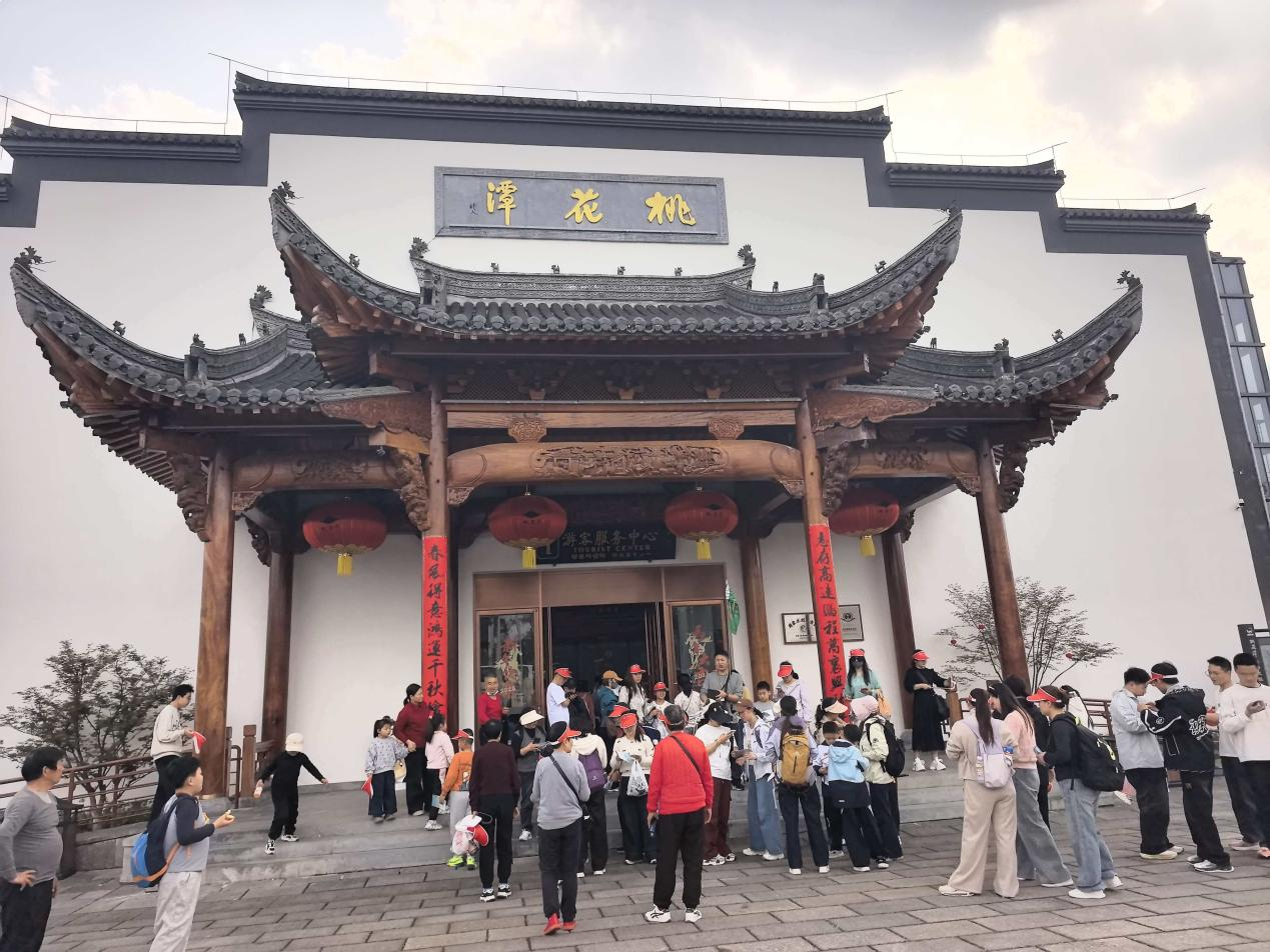 “春日经济”热度拉满 ——桃花潭春假“清明”文旅质效叠加创新高