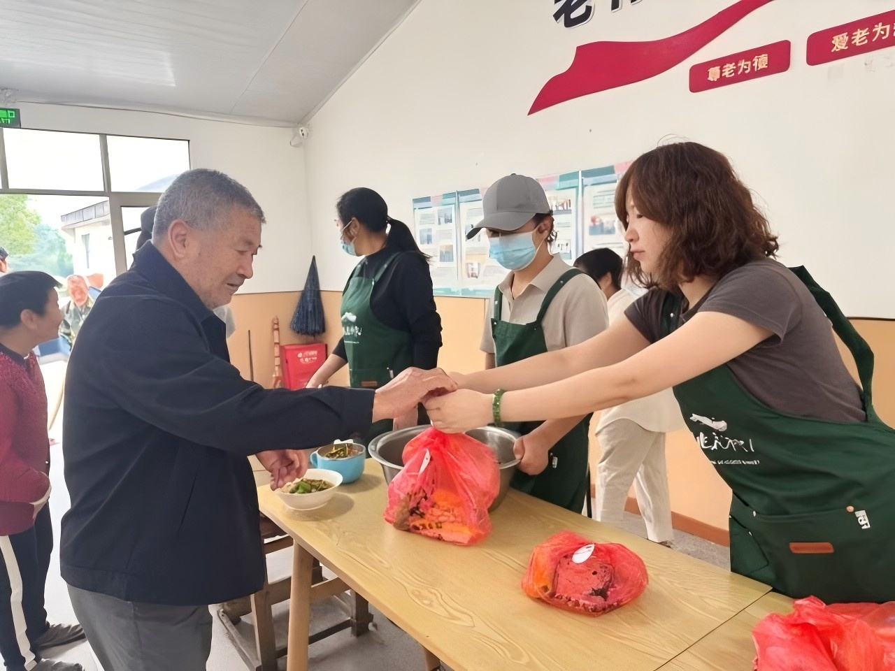 重阳送暖 情系桑榆——桃花潭公司桃花书院开展重阳节敬老志愿服务活动